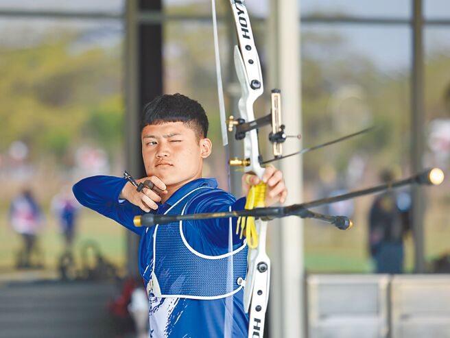 亚运国手汤智钧开箱整建后的国训中心射箭场也喊讚。（国训提供）