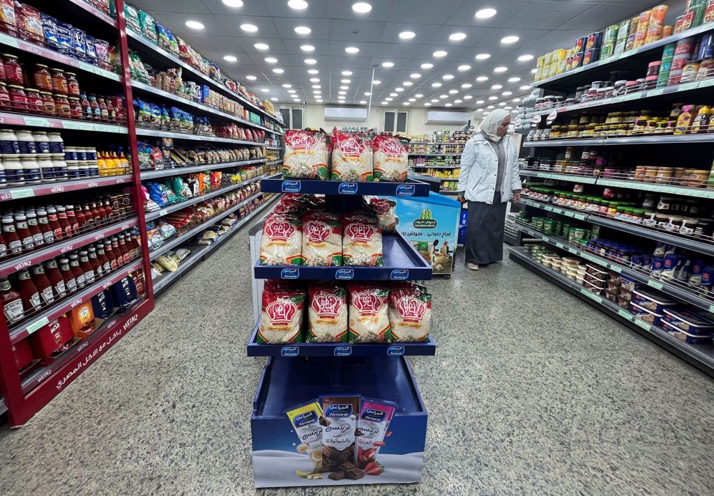 埃及首都开罗妇女在超市购物，盯着货架许久仍下不了手。（资料照／路透社）(photo:ChinaTimes)
