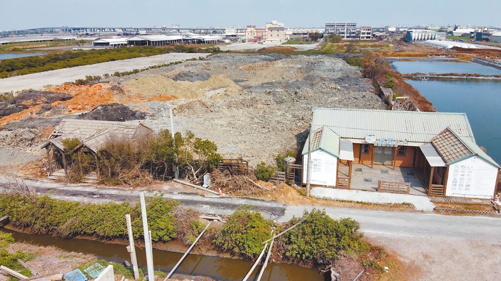 彰化縣福寶生態園區原本是水鳥的天堂，一夕之間變成廢土天堂，大量不明廢棄土就堆置在賞鳥屋和福寶生態館的後方。（彰化縣環保聯盟提供／吳敏菁彰化傳真）