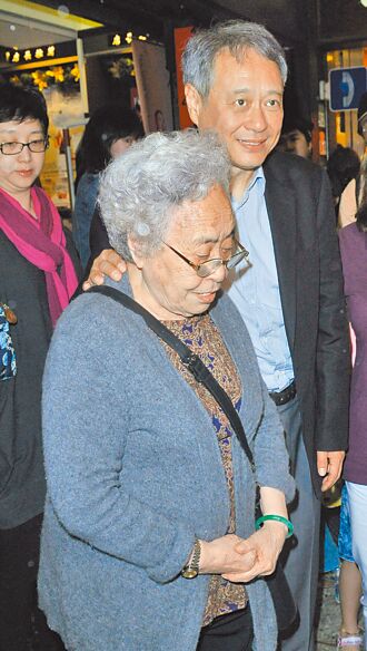 97歲母安詳告別 李安奔喪後離台謝謝關心