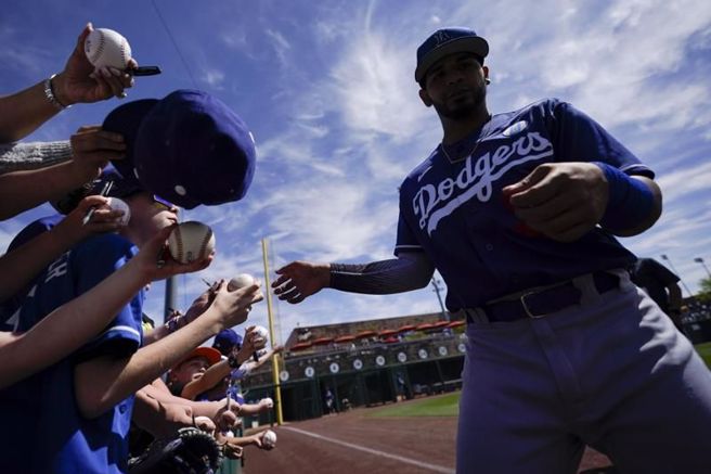 道奇球员Wladimer Chalo帮球迷签名。（美联社）