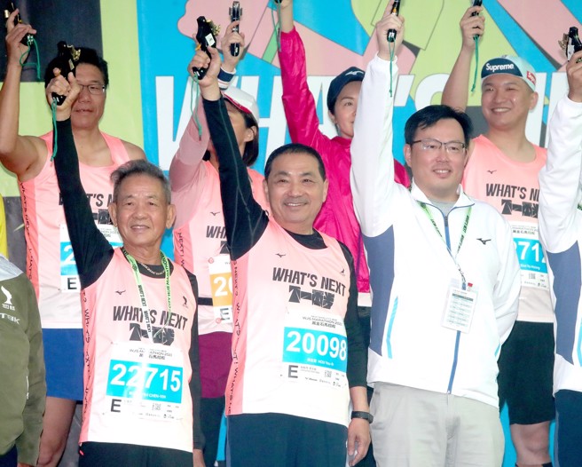 传将被获邀进入国民党立委提名委员会的侯友宜表示，需要他站在哪个位子，他都会全力以赴；图为侯友宜19日主持2023新北市万金石马拉松活动，为比赛鸣枪起跑。（郑任南摄）