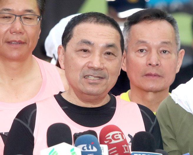 新北市长侯友宜19日主持2023新北市万金石马拉松活动，接受媒体联访。（郑任南摄）