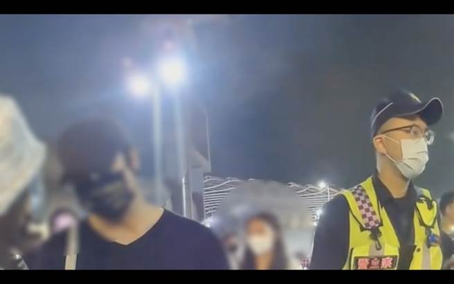 辛姓、覃姓2嫌涉卖南韩女团BLACKPINK演唱会黄牛票，警方获报到场处理。（翻摄照片／林瑞益高雄传真）