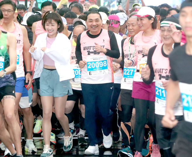 新北市侯友宜市長(中)參加10公裏挑戰組，與所有參賽者開心起跑。(鄭任南攝)