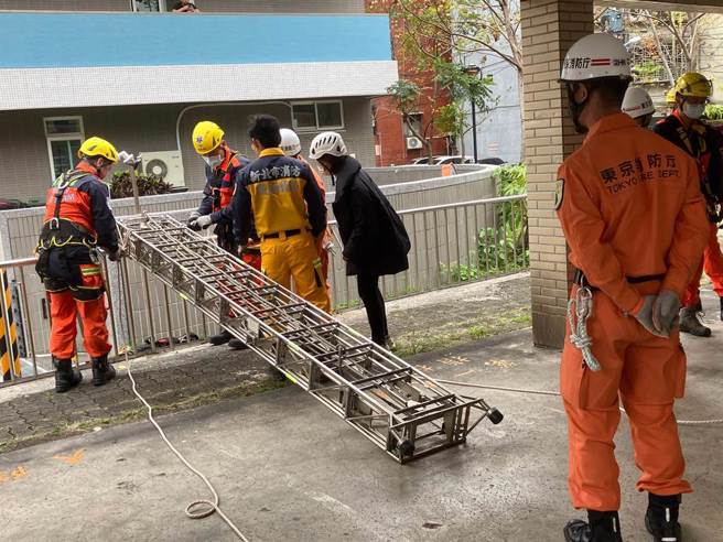 新北市有居民今（19）日早上发现有个人影出现在一处11层楼高的住所阳台外，仔细一看竟是吊着一个女子，吓得赶紧报警求救。（示意图，非事发照片）