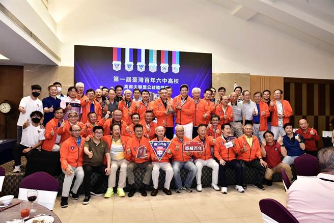 首届「台湾百年六中高校高尔夫联盟公益邀请赛」团体冠军由南一中获得。（台南一中提供／曹婷婷台南传真）