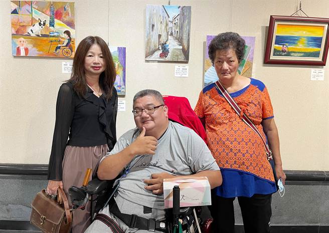 阮丽英老师（左）鼓励江永旭（中）细细品味顏色与线条，让画作呈现更深的韵味。(慈济医院提供)