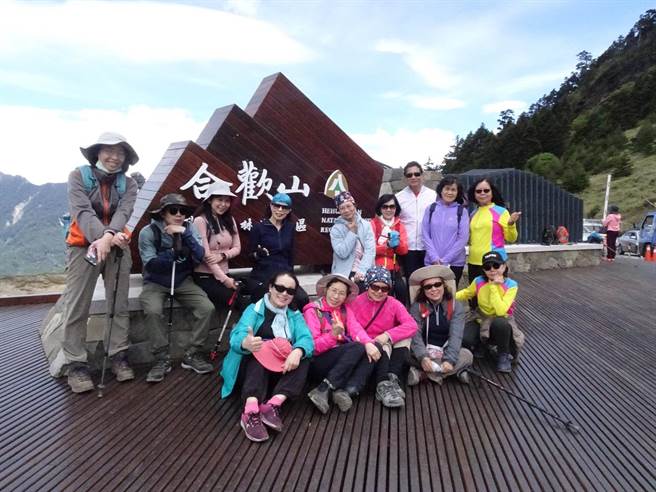 合欢山入口意象，已成游客拍照新热点。(东势林管处提供)