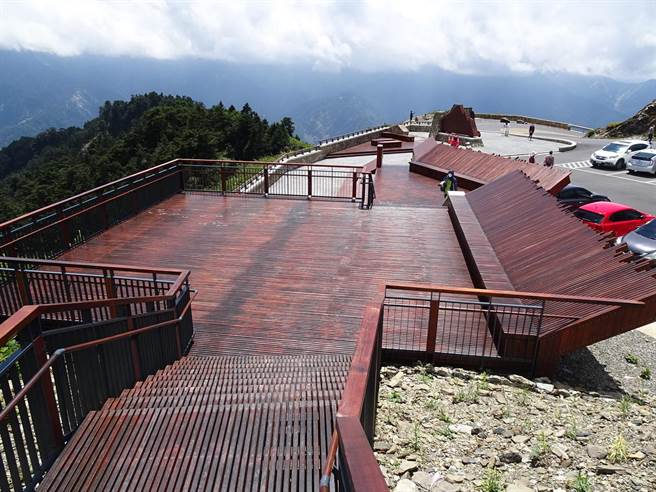 合欢山昆阳入口意象平台。(东势林管处提供)