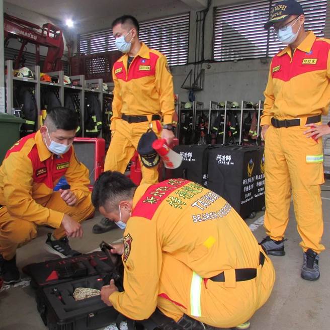 厄瓜多尔发生6.8地震，已造成多人死伤，新北特搜部队已完成整备。（新北市消防局提供）