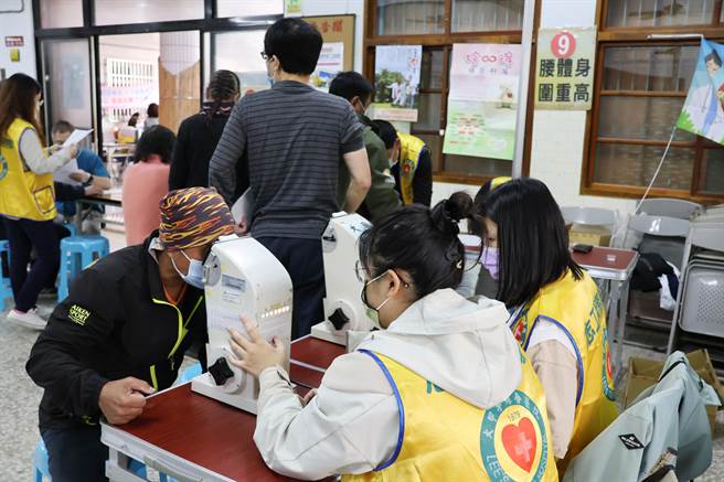 大甲李綜合醫院協助民眾健檢。（陳世宗攝）