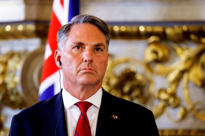 澳洲近期与美国、英国宣布耗资7.6兆台币洽购、打造核动力潜舰，澳洲国防部长马勒斯（Richard Marles）19日被问道澳洲是否以台海爆发衝突时支持美国来交换美国潜舰，他严正驳斥「当然没有」。（资料照／路透社）