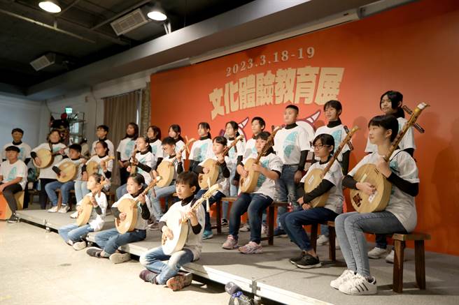 屏东县恒春国小与车城国小师生演出恒春民谣。（文化部提供）