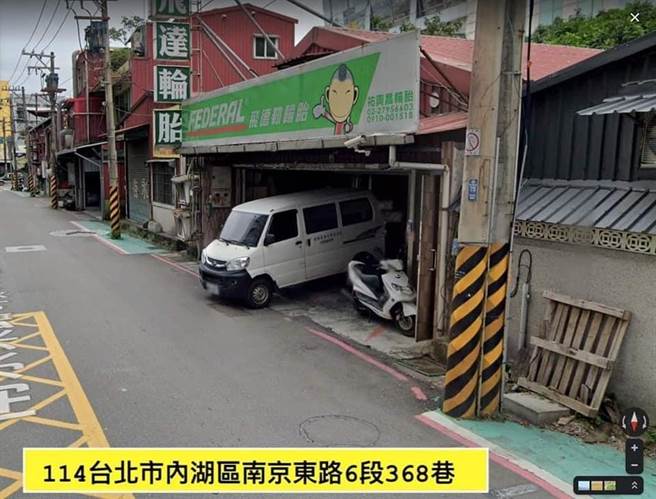 南京東路6段368巷短短幾百公尺標線型人行道，出現7根電線桿、1根路標桿和1座電箱。（台北市議員李明賢提供／劉彥宜台北傳真）