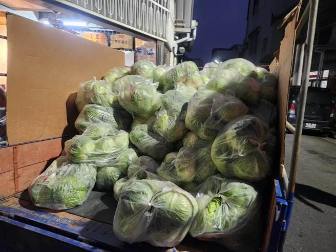 南区大忠里长许智雄网路得知，自掏腰包购买整车的高丽菜，分送里民。（许智雄提供／程炳璋台南传真）
