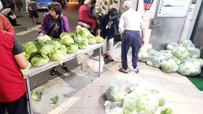 南区大忠里长许智雄向白河阿嬷购买高丽菜，一晚就被里民取光。（许智雄提供／程炳璋台南传真）