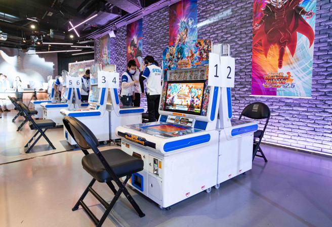 七龙珠英雄」是一款以七龙珠为主题，结合专用游戏机台的卡片游戏。（吴松翰摄）