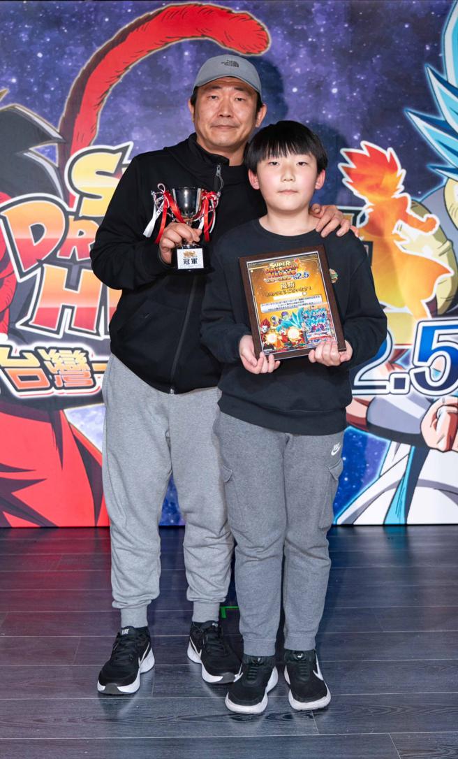 冠军白承玄小朋友与爸爸合影。（吴松翰摄）