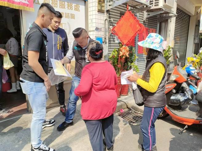 台中市議員江和樹發起募蛋送愛活動，邀請善心人士共同募集到約400斤雞蛋，19日上午於大里服務處發送給中低收入或弱勢家庭的民眾。（潘虹恩攝）