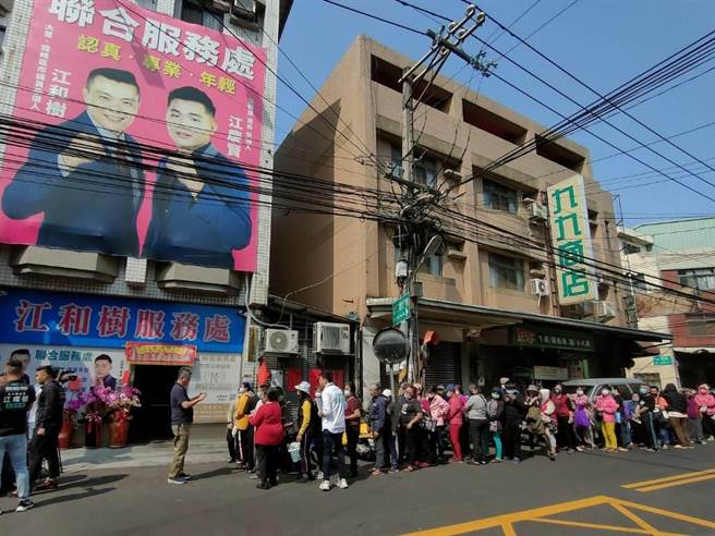 台中市議員江和樹19日上午10時於大里區服務處發送雞蛋，服務處門口10時未到已排滿人潮，長串隊伍從門口沿立仁路一路排到公教街。（潘虹恩攝）