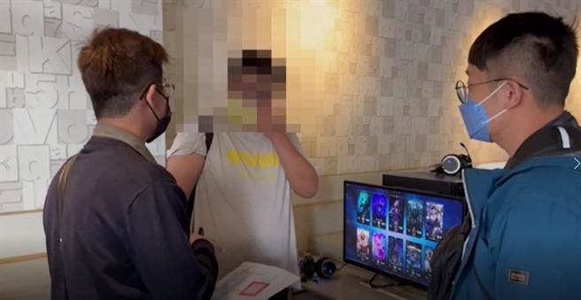 警方前往新竹网咖，将涉嫌诈骗卖空气票的胡姓男子逮捕。（翻摄照片／崔正纲高雄传真）
