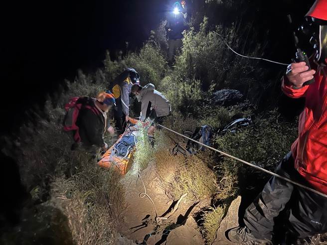 73岁孙姓男子独攀郡大山，下彻不慎失足坠百公尺深山谷伤重不治。（南投县消防局提供／杨静茹南投传真）