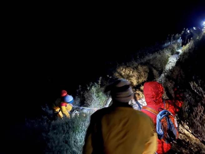 老翁18日下午近2时坠谷，因地点偏远、山势崎岖，搜救人员摸黑挺进，晚间9时许接触到男子已伤重不治。（南投县消防局提供／杨静茹南投传真）