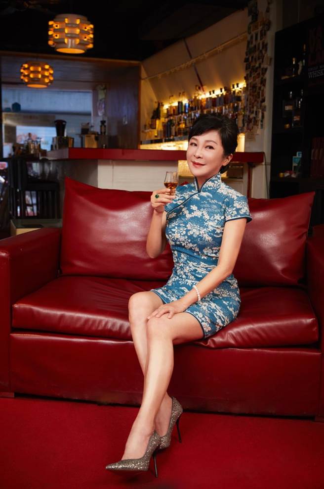 吴淡如第一次在条通酒吧献出处女秀。（BAR NiNE 提供）