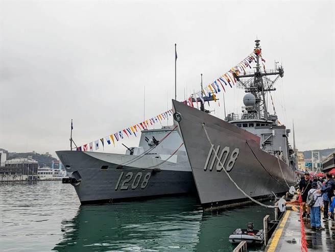 今年的海军敦睦舰队由油弹补给舰磐石军舰、康定级飞弹巡防舰承德军舰（左）及成功级飞弹巡防舰班超军舰（右）组成。（张志康摄）