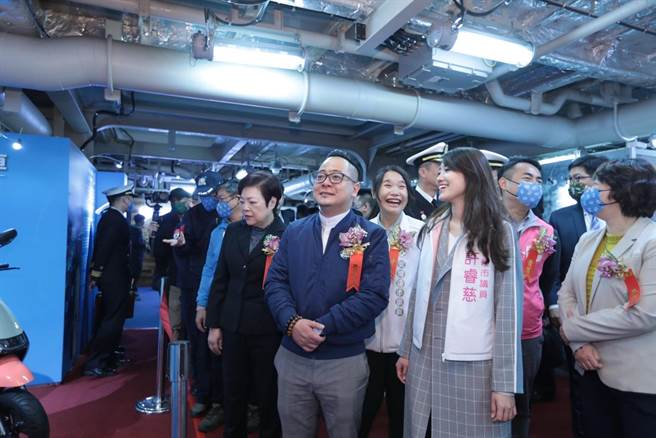 基隆市议长童子玮（图前中）率领基隆市议会议员登舰参观。（童子玮服务处提供／张志康基隆传真）