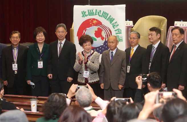 前副总统吕秀莲19日出席「北区民间国是会议」，吕秀莲（左四）强调，我们是民主国家，所以人民的意见更重要，在北、中、南举办3场民间国是会议，是希望超越党派，最后各党派都参与全国国是会议，献给明年1月13日当选的国家领导人，就职后就有权限召开全国国是会议。(陈怡诚摄)