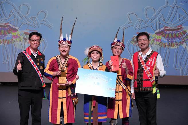花莲暑期强檔盛事「原住民族联合丰年节」将在7月21日至23日登场，大会舞歷经两阶段选拔，由「海原乐舞剧坊HYASDT」以简单易学却不失经典的代表性舞步，及充满力与美的表现，夺下「年度大会舞」荣衔。（花莲县政府原民处提供／罗亦晽花莲传真）