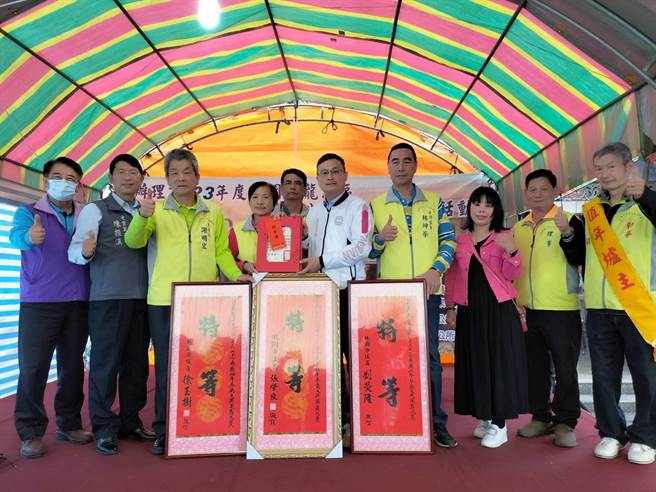 桃园龙潭七十三公春祭暨阉鸡比赛传承客家义勇精神。（吕筱蝉摄）