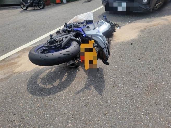 嘉义县中埔乡台3线阿婆湾今中午12点左右传出一辆黄牌重机与小货车碰撞事故，刘姓机车骑士当场卷入货车车轮下。（读者提供∕吕妍庭嘉义传真）