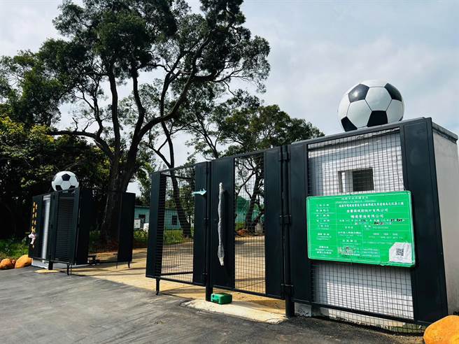 桃园推广足球运动，平镇双连坡足球场最快5月启用。（吕筱蝉摄）