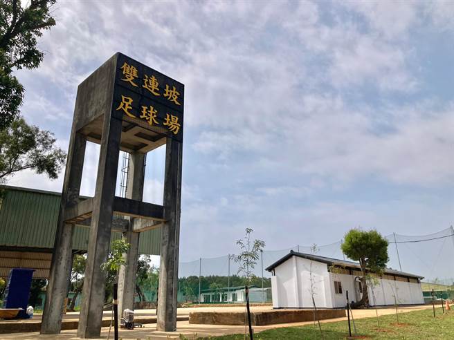 桃园推广足球运动，平镇双连坡足球场最快5月启用。（吕筱蝉摄）