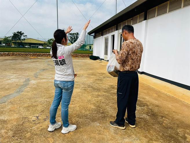 桃园推广足球运动，平镇双连坡足球场最快5月启用。（吕筱蝉摄）