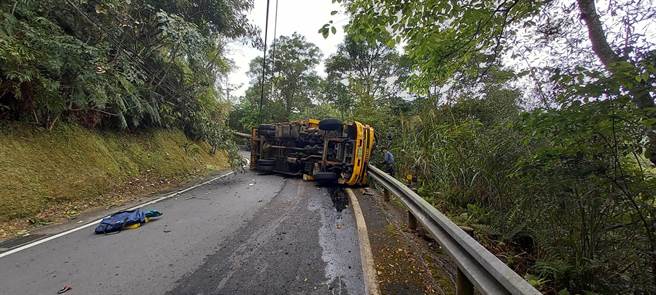 坪林區106乙線貨車翻覆，雙向暫無法通行。（警方提供）