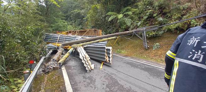 坪林區106乙線貨車翻覆，撞斷路邊電線桿。（警方提供）