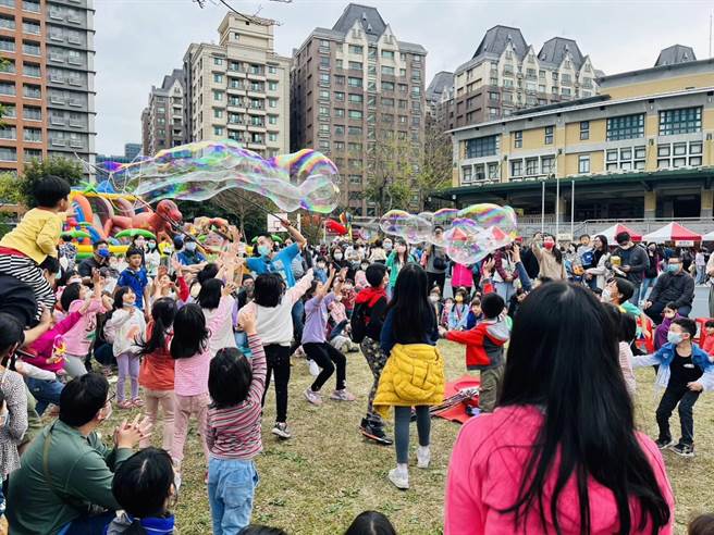 新北市三峡区公所今在龙埔国小举办「新北市三峡区亲子童乐会」活动，规画台同乐区、欢乐游戏区、童乐闯关区、亲子创作区、拍照打卡区、家长放松区及趣味竞赛区等七大主题区，免费提供玩乐。（三峡区公所提供）