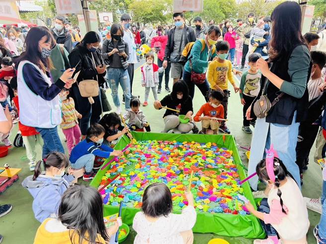 新北市三峡区公所今在龙埔国小举办「新北市三峡区亲子童乐会」活动，规画台同乐区、欢乐游戏区、童乐闯关区、亲子创作区、拍照打卡区、家长放松区及趣味竞赛区等七大主题区，免费提供玩乐。（三峡区公所提供）
