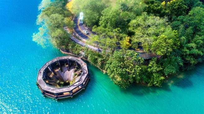 日月潭若水位高于748.5公尺，过多的水量从溢流井排到下游溪流，有「日月潭神秘黑洞」之称。（日月潭风管处提供／杨静茹南投传真）