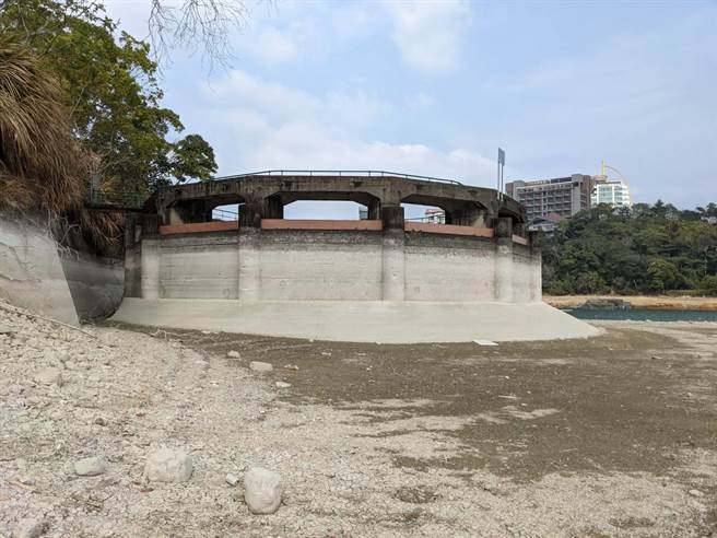 日月潭水位骤降7.4公尺、741.1公尺（满水位748.5公尺），日月潭溢流井建筑体露出，神秘黑洞不神秘了。（民眾提供／杨静茹南投传真）