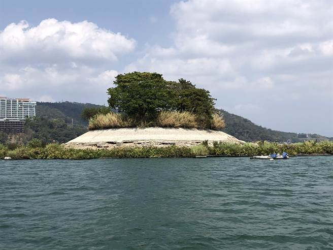日月潭水位骤降，日月潭中的拉鲁岛，远看彷佛浮出水面的白菜头。（民眾提供／杨静茹南投传真）