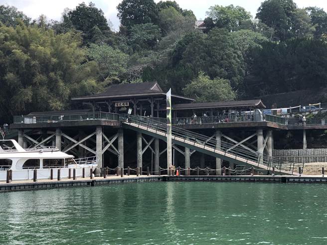 连接玄光寺码头与搭船浮排的引桥，显得十分陡峭，日月潭风管处加装止滑条。（民眾提供／杨静茹南投传真）