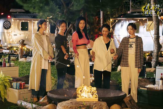 江宜蓉（左起）、林心如、杨谨华、谢欣颖以及郭雪芙在《光露营就很忙了》体验野外生活。（TVBS提供）