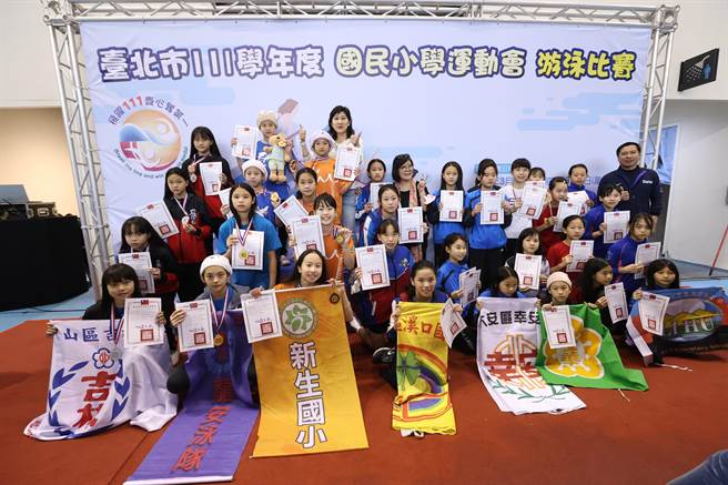 台北市111学年度国民小学运动会游泳竞赛于3月10日圆满落幕，总计5项次20人次突破大会纪录。（北市教育局提供）