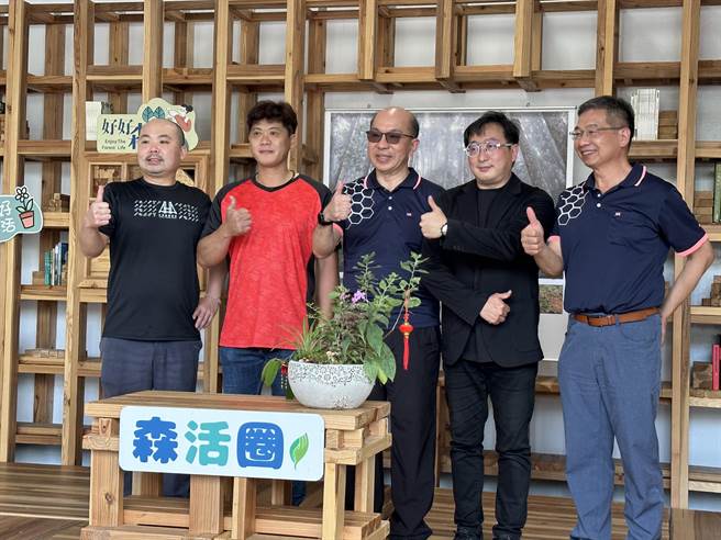 台东林管处运用在地柳杉及台湾杉打造展示接待空间「杉林语堂」，并于19日举行启用典礼。（蔡旻妤摄）