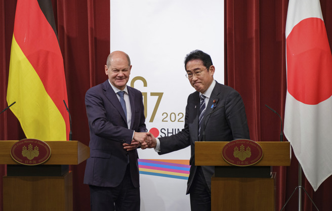 日本首相岸田文雄与德国总理萧兹举行一对一会谈。（图／美联社）